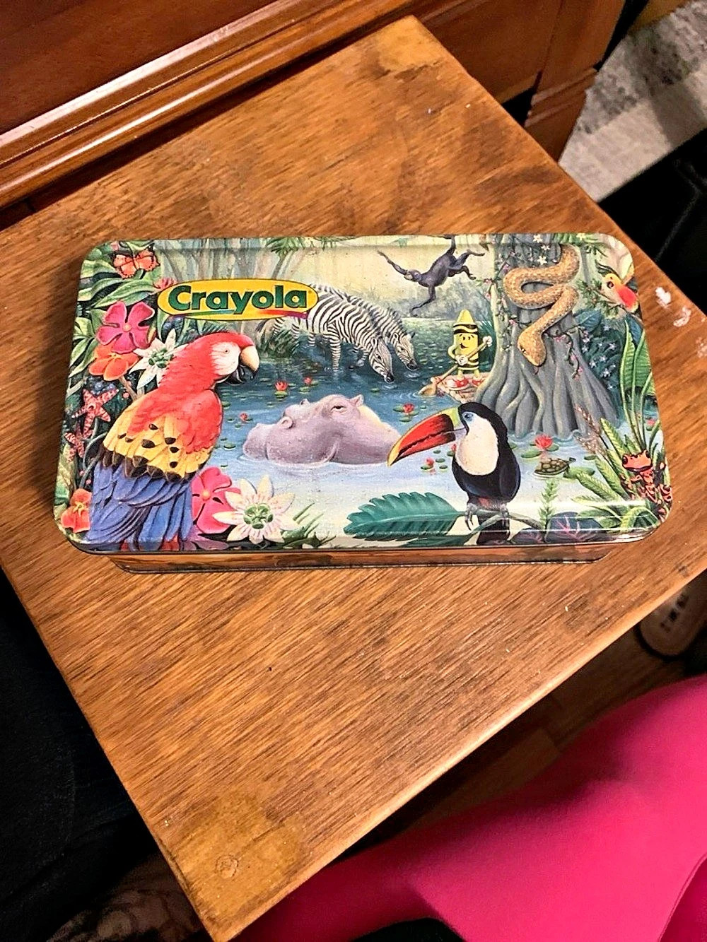 Vintage rare crayons tin/ discovery theme/madeInUSA/AustraliaDistributed